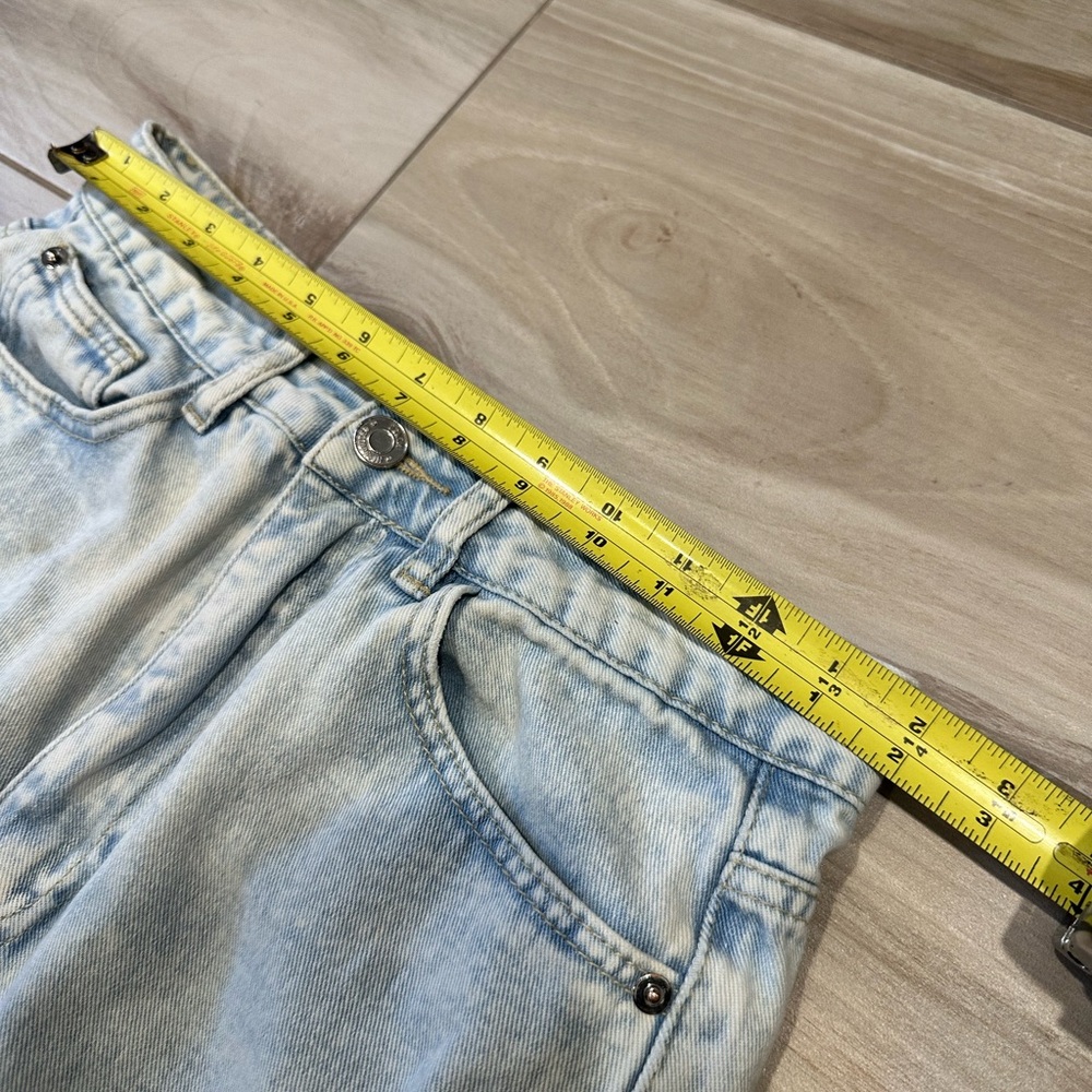 Women’s Riot High Rise Light Wash Mom Jeans with Distressed Details Size 4 - Picture 7 of 10